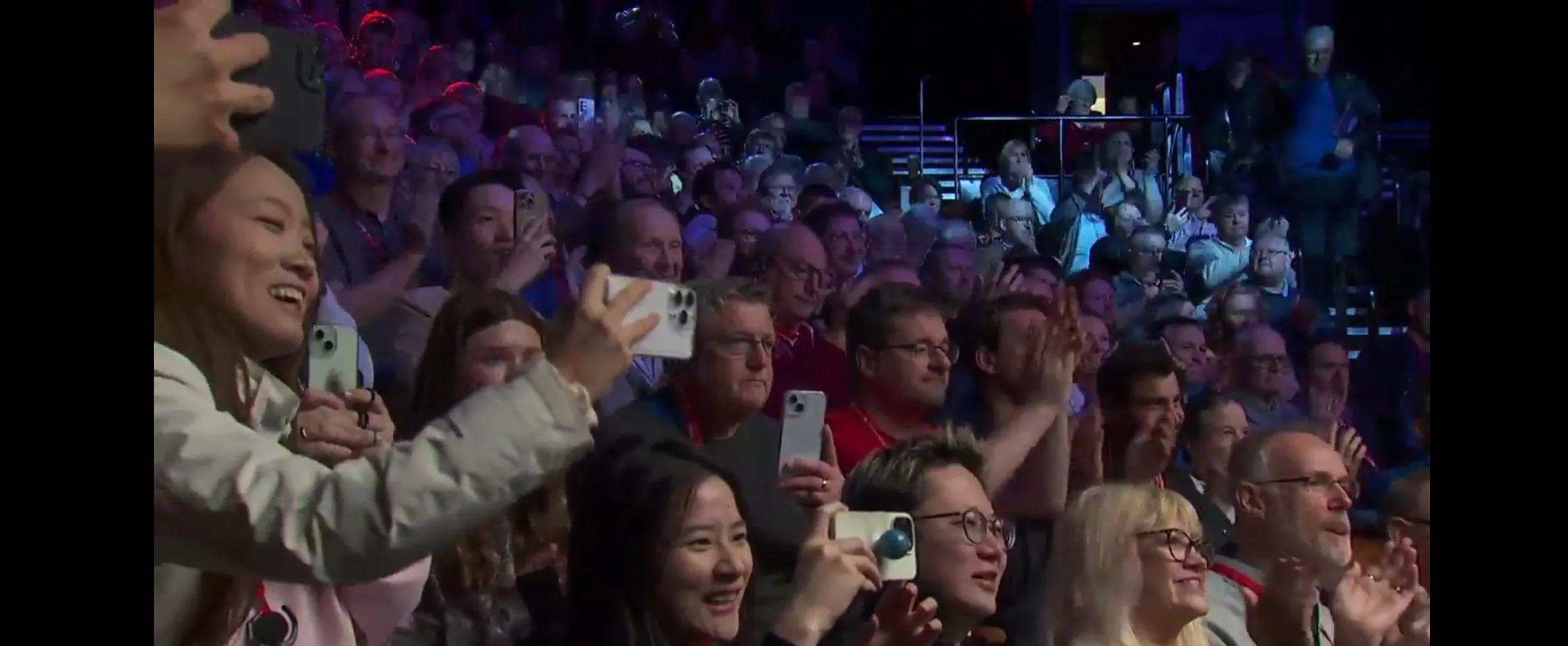 开云体育-浓眉哥迎来五赛季出色发挥，雄鹿观众热烈欢呼！