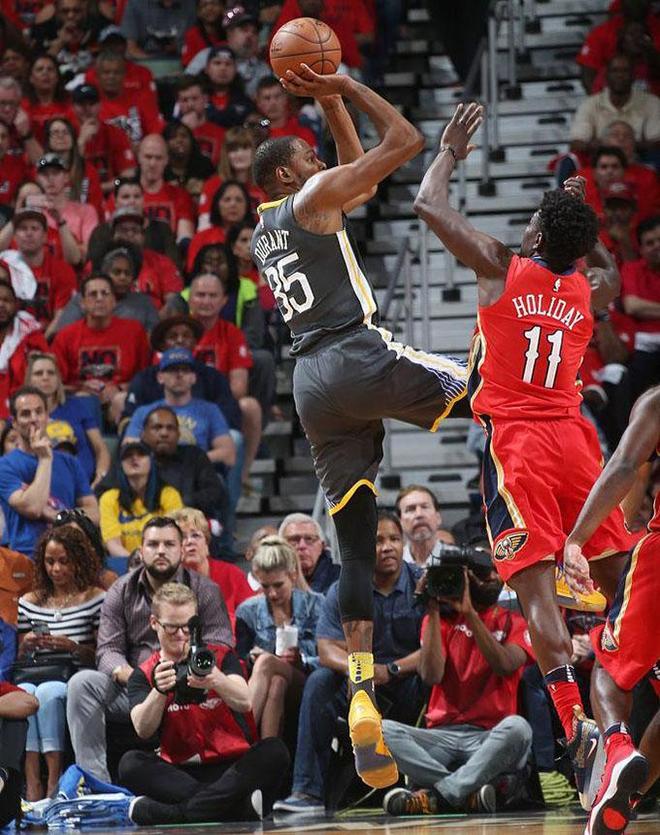 开云体育-浓眉哥在塞尔维亚队比赛中势不可挡，突破纪录引发热议！的简单介绍